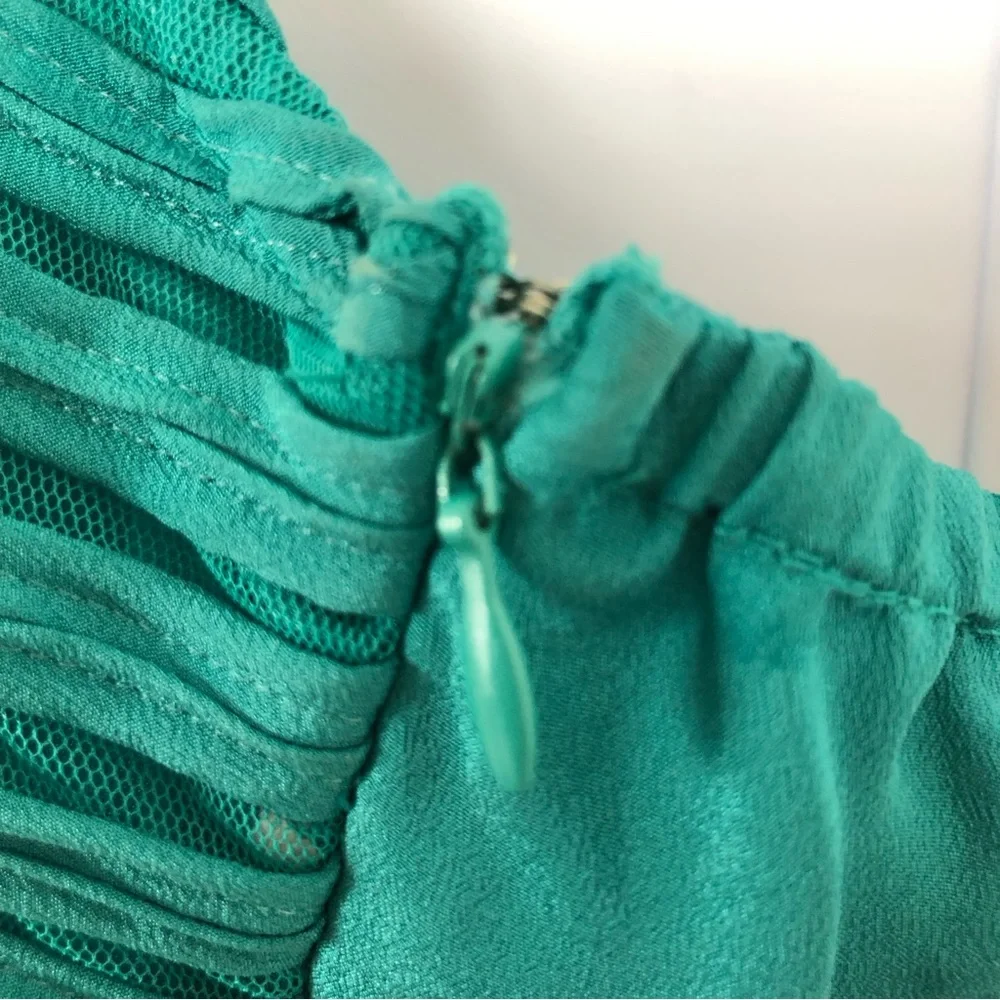 Stunning Ark & Co. Smocked Tank Top in Silk-like Polyester w/ Pearl Buttons - Picture 6 of 8